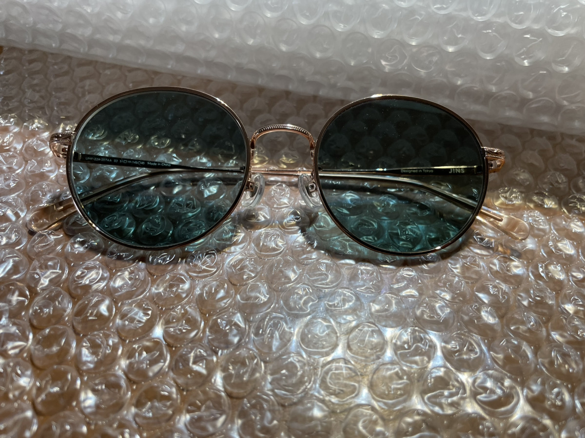 イノチグラスのグリーン・シルバーの2種類を組み合わせたレンズのメガネ