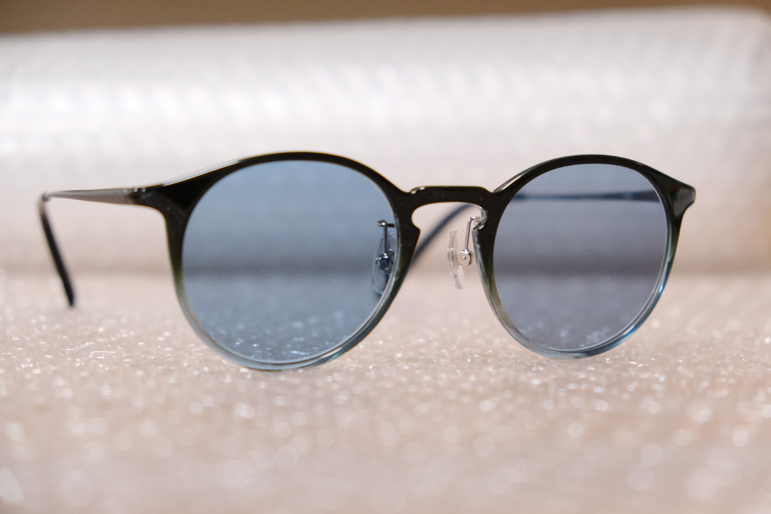 イノチグラスのイエローとシルバーの2種類を組み合わせたレンズのメガネ