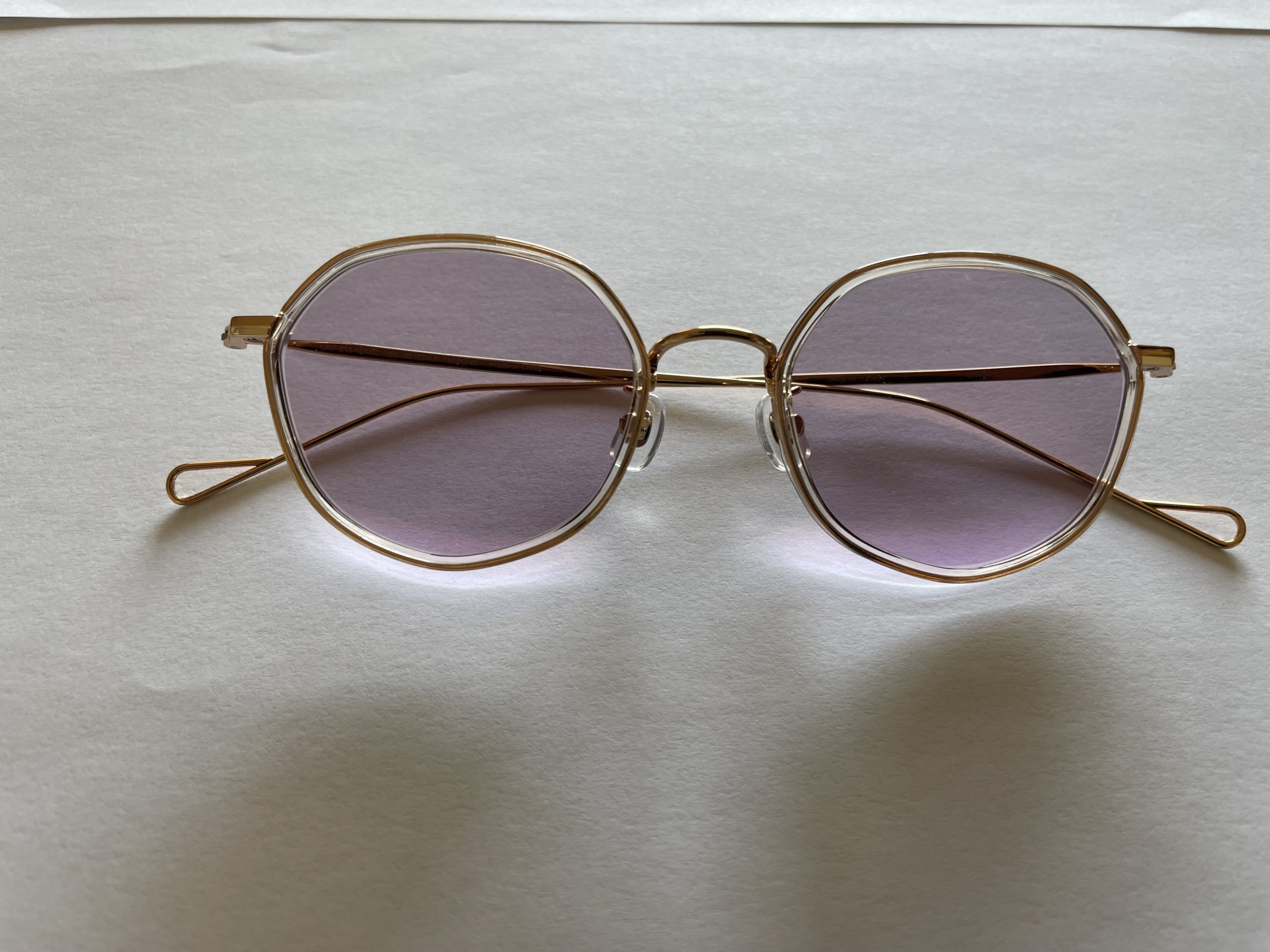 イノチグラスのイエローとシルバーの2種類を組み合わせたレンズのメガネ